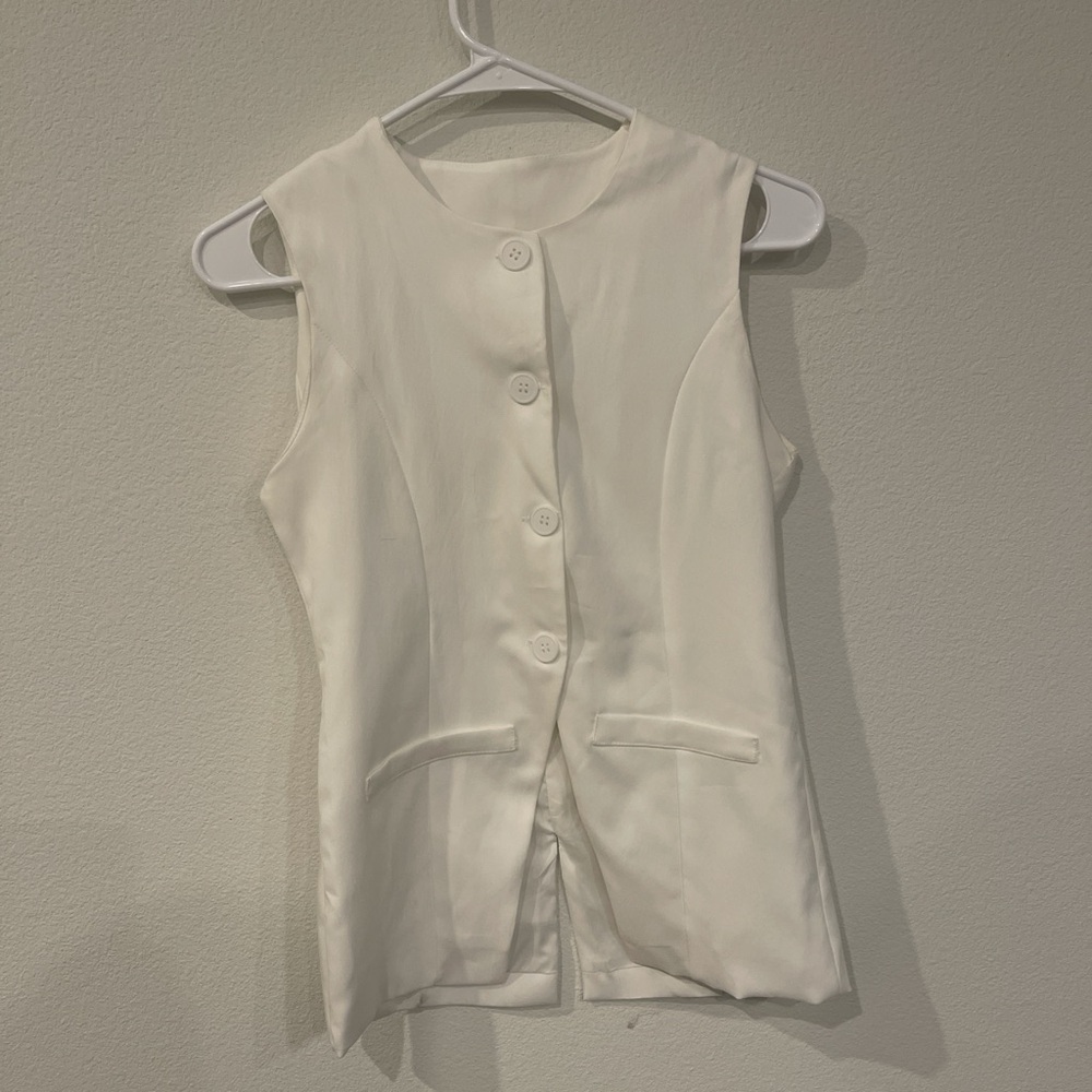 Chic White Sleeveless Button-Up Vest